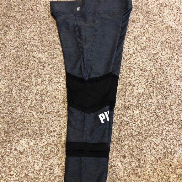 Victoria’s Secret PINK Ultimate Crop Legging - Picture 3 of 5